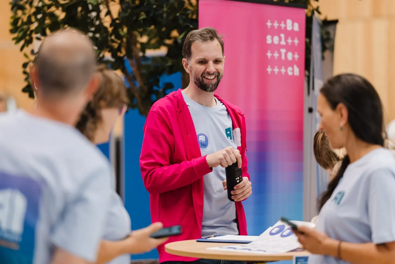 Gespräche an einem Partnerstand